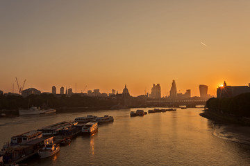 Fototapeta premium Sunrise over river Thames