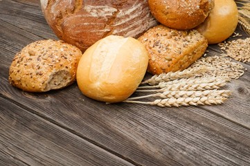Brot- und Brötchensortiment auf altem Holztisch