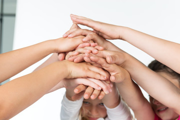 Kinderhände übereinander als Symbol