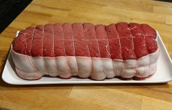 roti de boeuf cru, bard&eacute; et ficel&eacute;