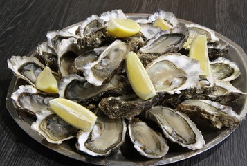 huîtres ouvertes sur un plat