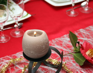 bougie parfumée de noël,sur table en fête,déco