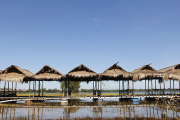 Holzhütten am Ufer des Mekong