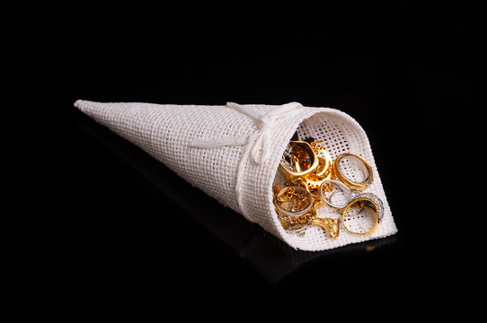 Cono bianco con anelli d'oro sfondo nero
