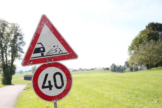 Landstrasse mit Strassensch&auml;den / Verkehrsschilder