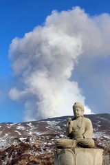 阿蘇の噴煙と仏像