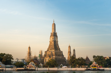 Naklejka premium Beauty of sunrise at Arun Temple, Landmark of Bangkok, Thailand