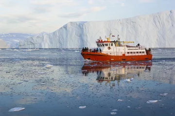 Deurstickers Arctica Middernacht zeilen in Ilulissat Icefjord, Groenland.
