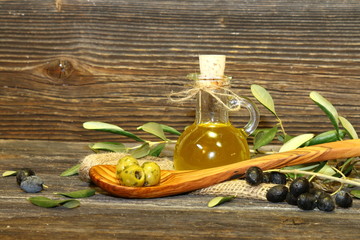 olivenoil mit oliven