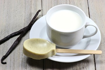 weiße Trinkschokolade mit Vanillegeschmack auf Holztisch
