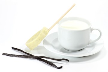 weiße Trinkschokolade mit Vanillegeschmack isoliert auf weißem Hintergrund