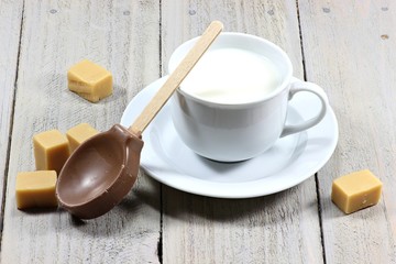 Trinkschokolade mit Karamellgeschmack auf Holztisch