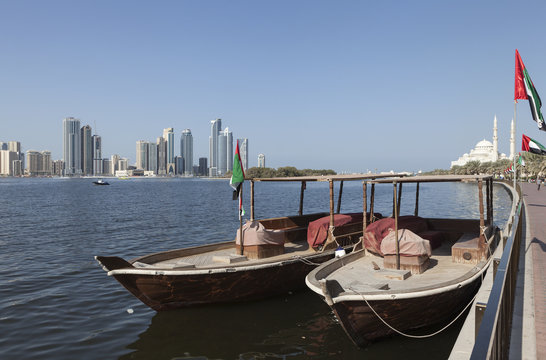 Лодки абра с видом на лагуну Халид. Шарджа.