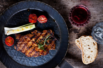 Gegrilltes Schweinesteak in einer Eisenpfanne