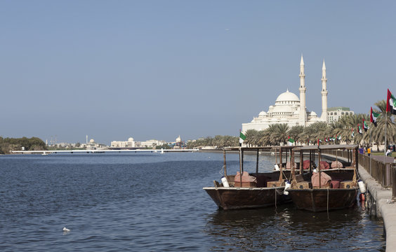 Лодки абра с видом на лагуну Халид и мечеть Аль Нур. Шарджа