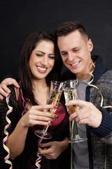 Junges Paar mit Sekt an Sylvester