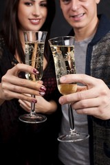 Junges Paar mit Sekt an Sylvester