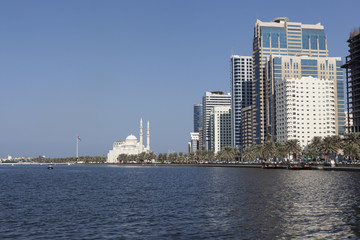 Obraz premium Вид на лагуну Халид и Мечеть Аль Нур. Шарджа