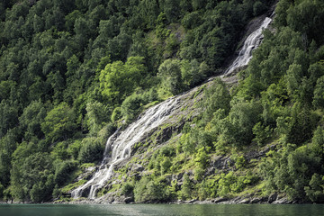 Fototapeta na wymiar Wasserfall im Geirangerfjord