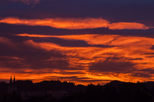 Sonnenuntergang Mystisch über Ortschaft - Texur - Hintergrund