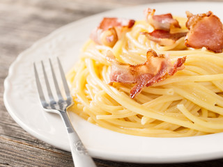creamy traditional italian spaghetti carbonara pasta