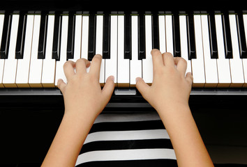 kid with piano