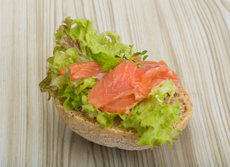 Salmon sandwich with thyme