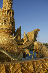 Fototapeta na wymiar goldene Buddhistische Statue in Thailand