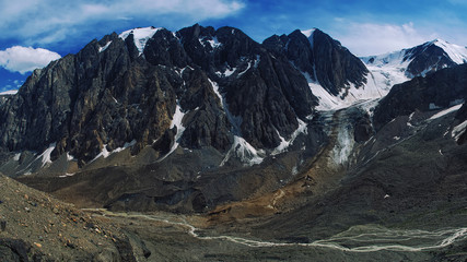 Path through the Aktru mountains in Altai