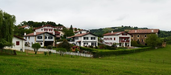 Fototapeta na wymiar petit village basque