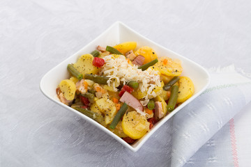 Schälchen mit Kartoffelsalat