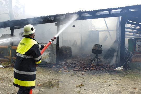 Feuerwehr beim L&ouml;schen von einem Brand