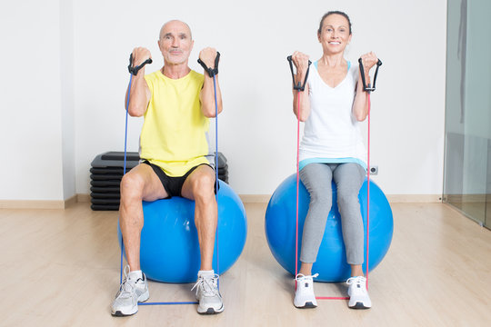 Zwei Senioren beim Seiltraining auf Fitnessball