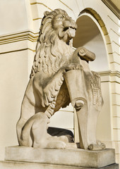 Мраморная скульптура - лев возле здания ратуши во Львове