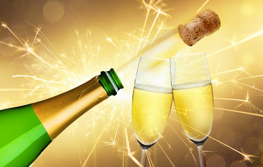 Zwei Sektgläser und Sektflasche an Silvester