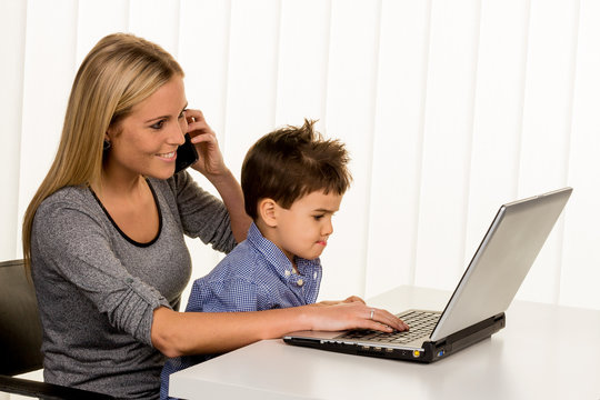 Mutter und Sohn am Computer