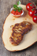 Wiener Schnitzel auf einem Holzbrett