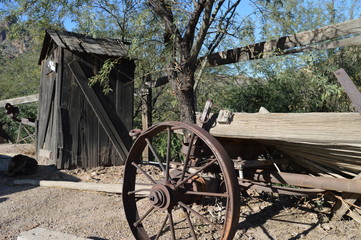 Obraz premium Old Outhouse and Wagon