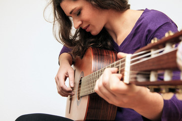 Gitarre spielende Frau