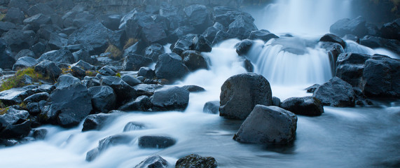 rivière rapide en islande