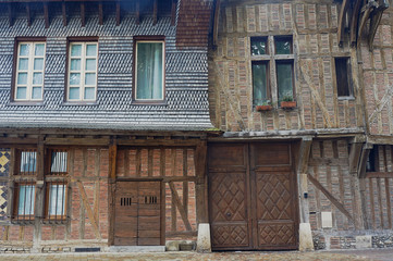 The gate, doors and windows in medieval houses in Troyes