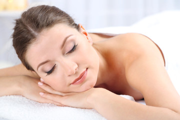 Obraz na płótnie Canvas Beautiful young woman having relax in spa salon
