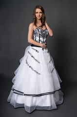 hübsche Frau in einem Hochzeitskleid