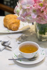 Tasse de thé et croissant