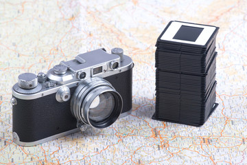 Alte analoge Kamera und Stapel von Dias