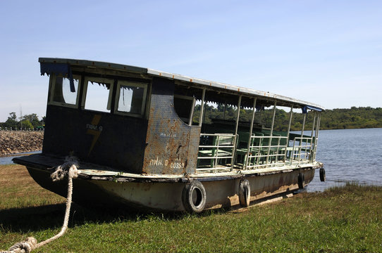 altes Boot am Ufer des Mekong