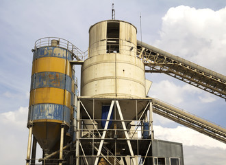 Concrete mixing tower