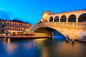 Fototapeta na wymiar Rialto bridge at twilight in Venice, Italy