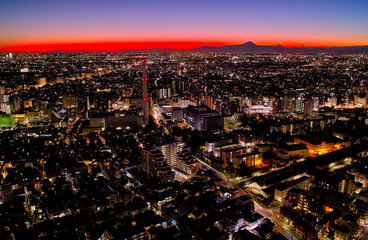 東京の夕暮れと富士山