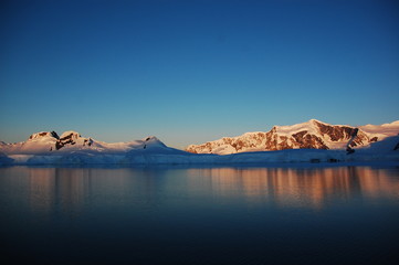 夕焼けの氷山